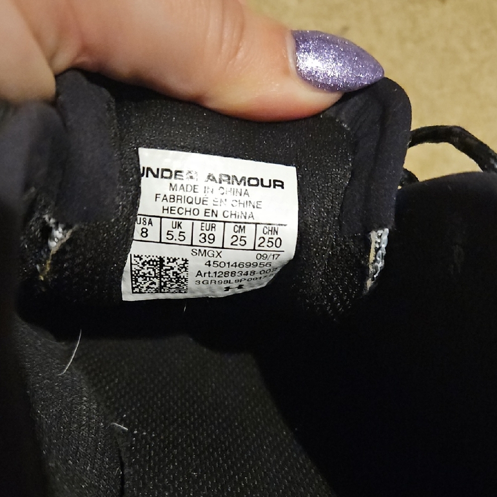 Under Armour Black Shoe Interior with White Size Label - Picture 7 of 8